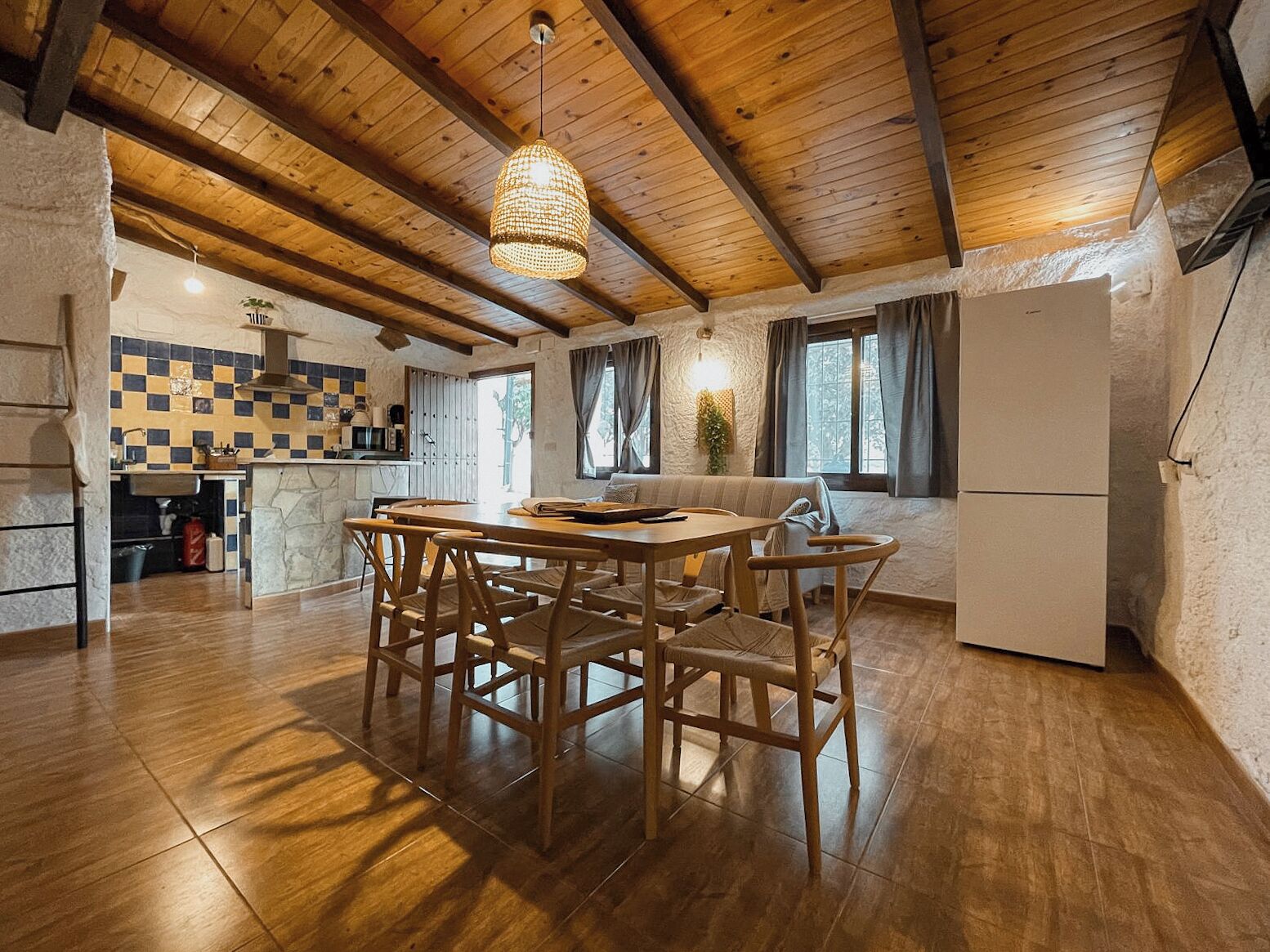 Apartamento Premier | Zona de estar | Smart TV de 32 pulgadas con canales por cable, una televisión
