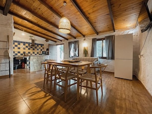 Premier Apartment | Living area | 32-inch Smart TV with cable channels, TV - Cuevas El Atochal Orígenes (Gor)