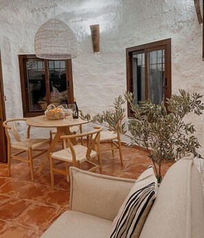 Premier Apartment | Living area | 32-inch Smart TV with cable channels, TV - Cuevas El Atochal Orígenes (Gor)