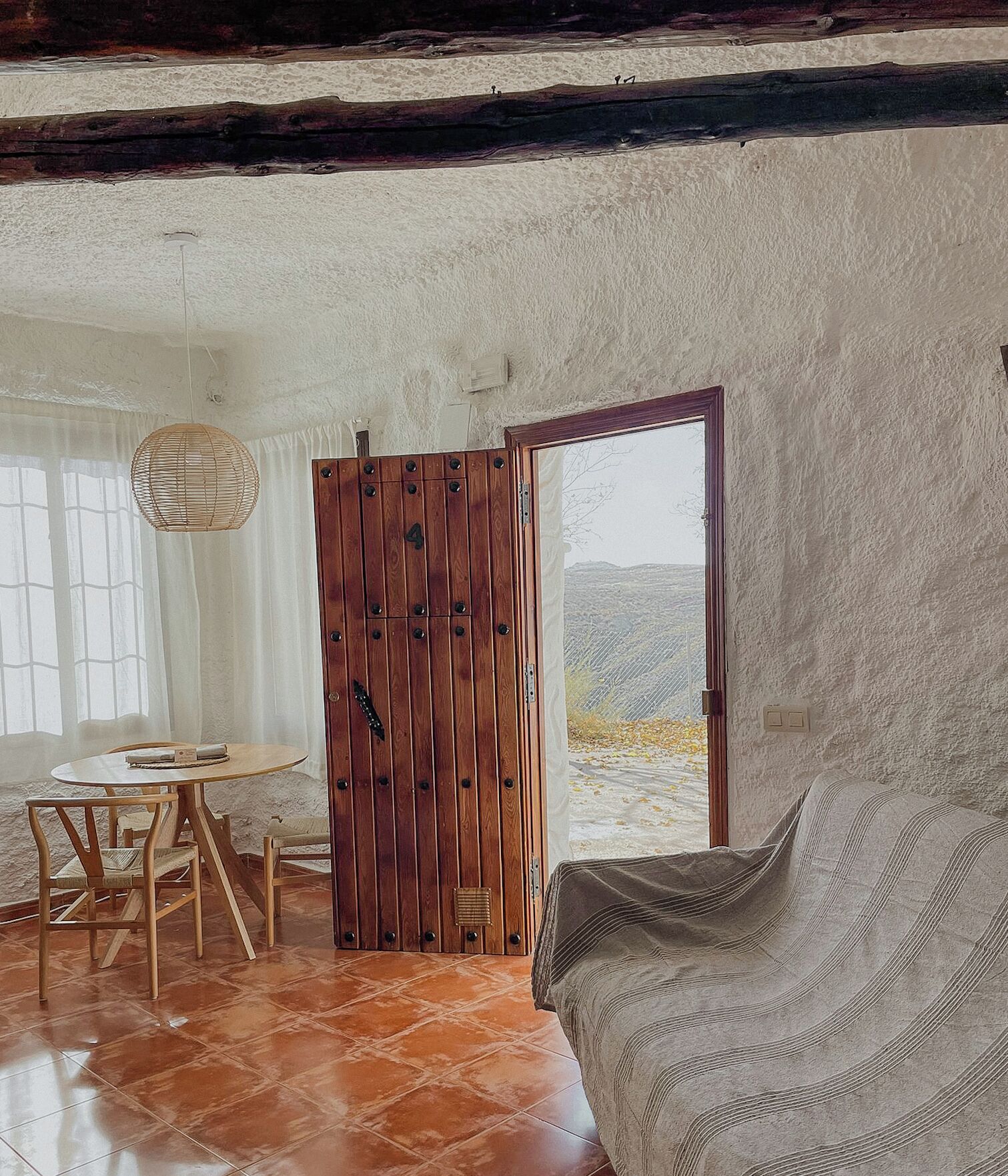 Apartamento romántico | Zona de estar | Smart TV de 32 pulgadas con canales por cable, una televisión