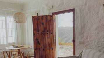Apartamento romántico | Zona de estar | Smart TV de 32 pulgadas con canales por cable, una televisión