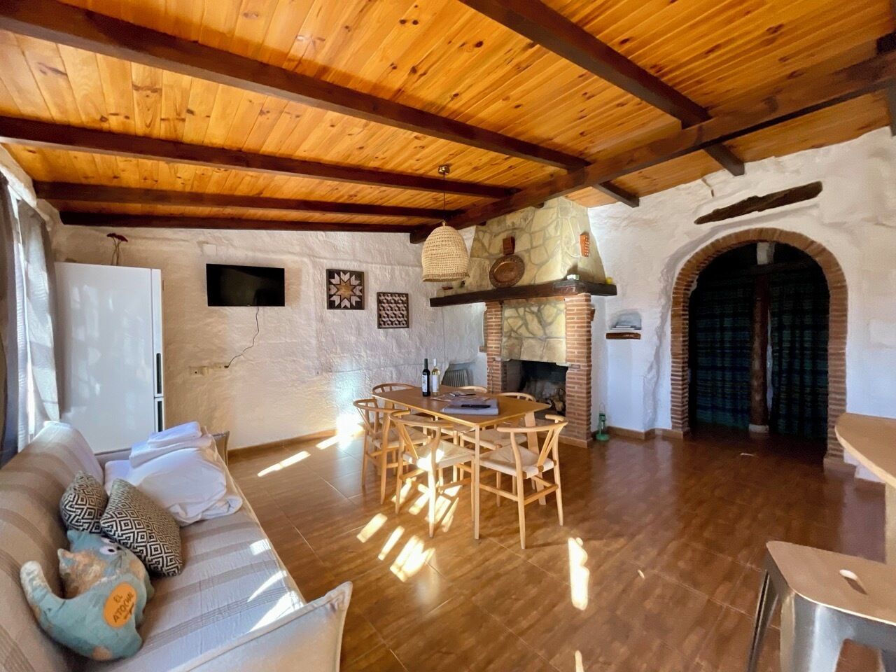 Premier appartement | Woonruimte | Een 32-inch smart-tv met kabelzenders en een televisie