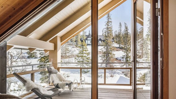 A wooden deck with a view of a snowy landscape and trees. - Åre's best family home (Åre)