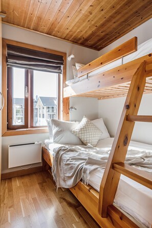 4 makuuhuonetta, silitysrauta/-lauta, Wi-Fi, vuodevaatteet