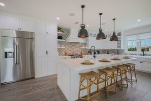 Geladeira, micro-ondas, fogão, cooktop