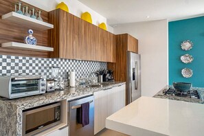 Refrigerador, microondas, horno y parrilla de estufa 