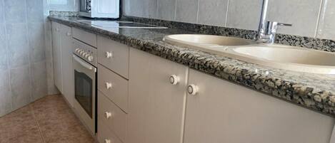 Réfrigérateur, micro-ondes, four, cafetière/bouilloire