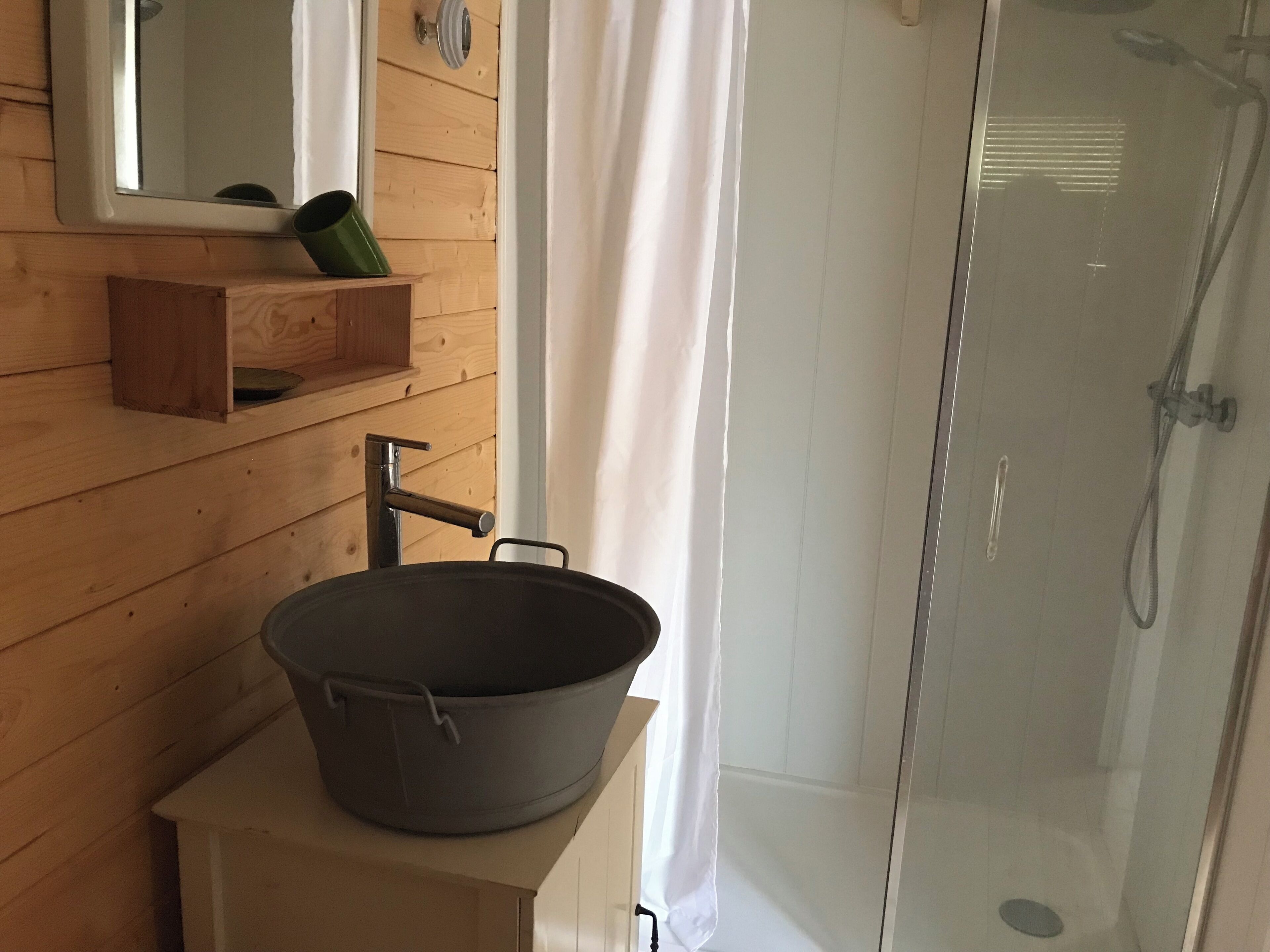 Een douche, een haardroger, handdoeken, toiletpapier