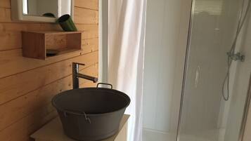 Een douche, een haardroger, handdoeken, toiletpapier