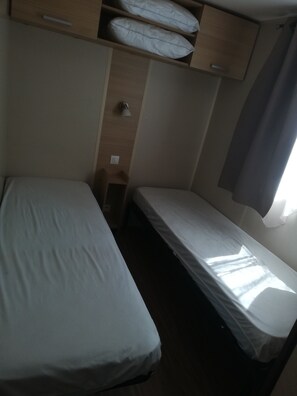 3 chambres, fer et planche à repasser