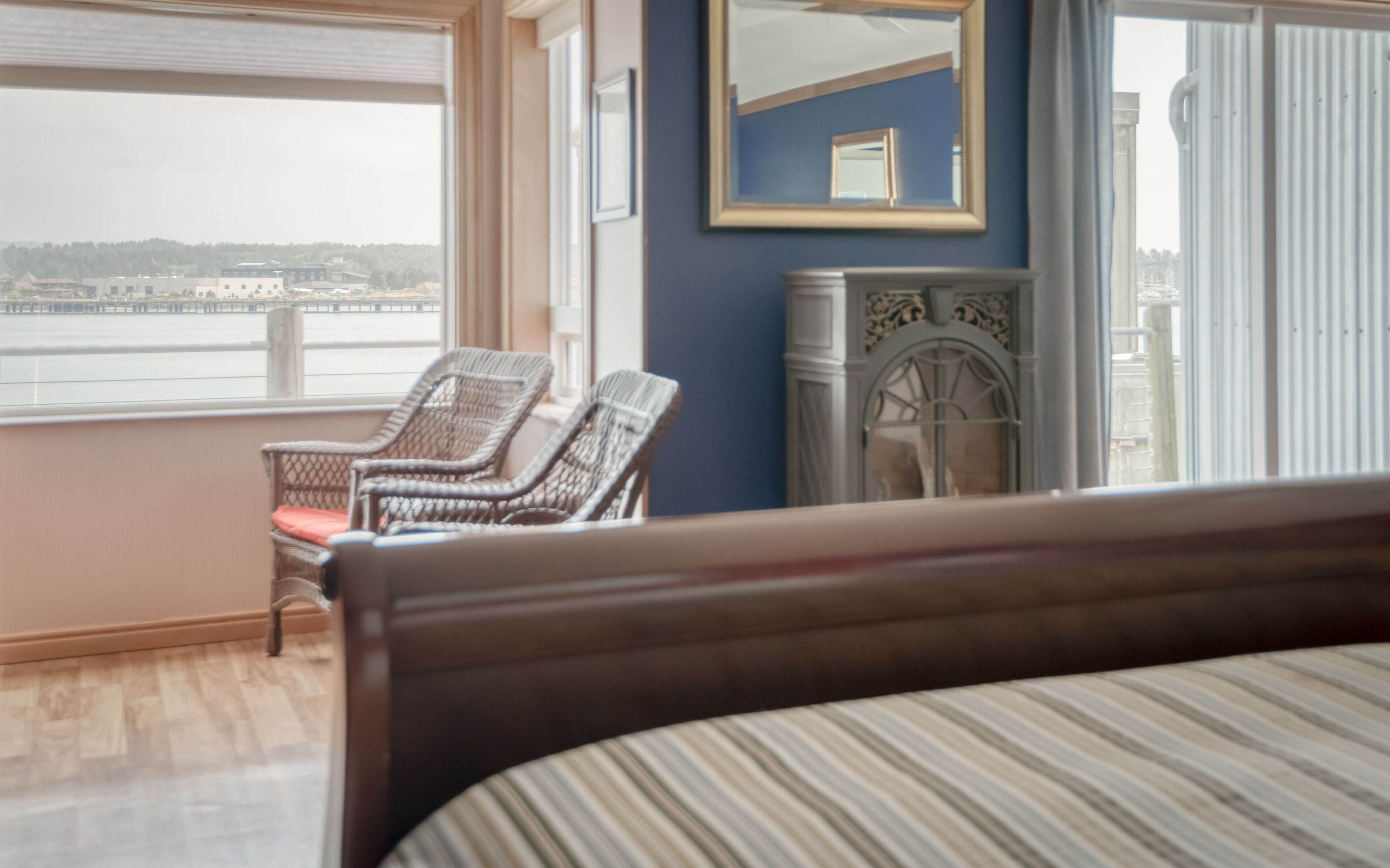 Charming Studio With Kitchenette Has Bayfront Deck Overlooking Newports Harbor! - Newport, OR