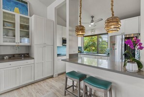 Réfrigérateur, four à micro-ondes, un four, surface de cuisson