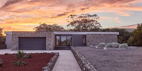 Terceira Casa Azul- Ultra Modern Home with Pool in a Historic Floral Paradise