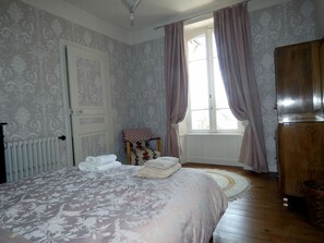 3 bedrooms, desk, iron/ironing board, free WiFi