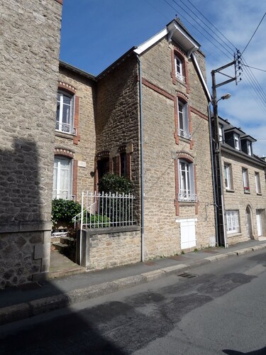 Centrally located traditional townhouse with modern amenities and pretty garden