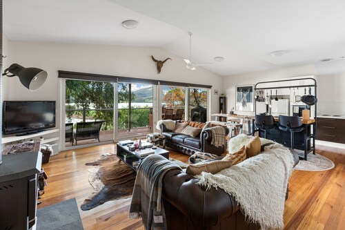 Green Stones - Amazing Waterfront Location