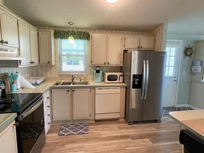 Kjøleskap, mikrobølgeovn, ovn og kokeplater