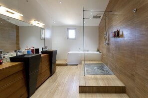 Dusche, Whirlpool, Haartrockner, Handtücher