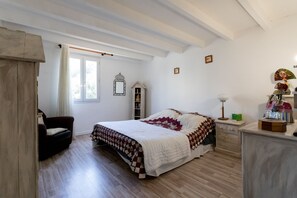 4 bedrooms, iron/ironing board, WiFi, bed sheets