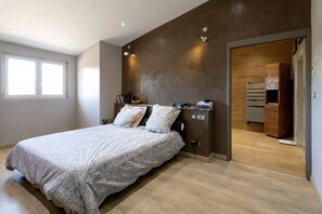 4 chambres, fer et planche à repasser, Wi-Fi, draps fournis