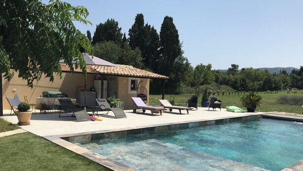 A swimming pool with lounge chairs and a patio area. - Roulotte 2 Personnes (Saint-Rémy-de-Provence)