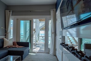 Smart-tv, pejs, dvd-afspiller, bøger