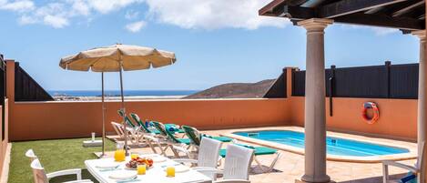 Piscine chauffée, chaises longues