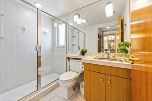 Combined shower/tub, hair dryer, towels