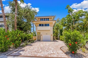 Exterior - January Special: Golf cart included when arriving between Jan 5th-31st 2026 (Holmes Beach)