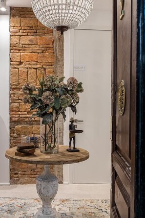 Reception - The Queens house chueca (Madrid)