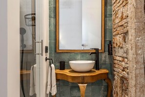 Bathroom - The Queens house chueca  (Madrid)
