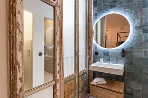 Standard Room | Bathroom | Shower, rainfall showerhead, designer toiletries, hair dryer - The Queens house chueca (Madrid)