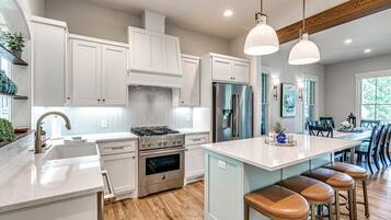 Kylskåp, mikrovågsugn, kaffe- och tebryggare och brödrost