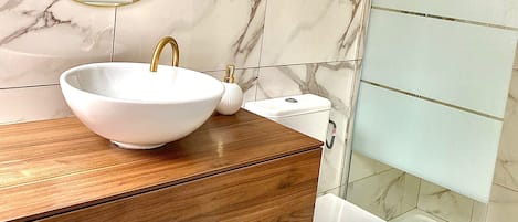 Dusche, Whirlpool, Haartrockner, Handtücher