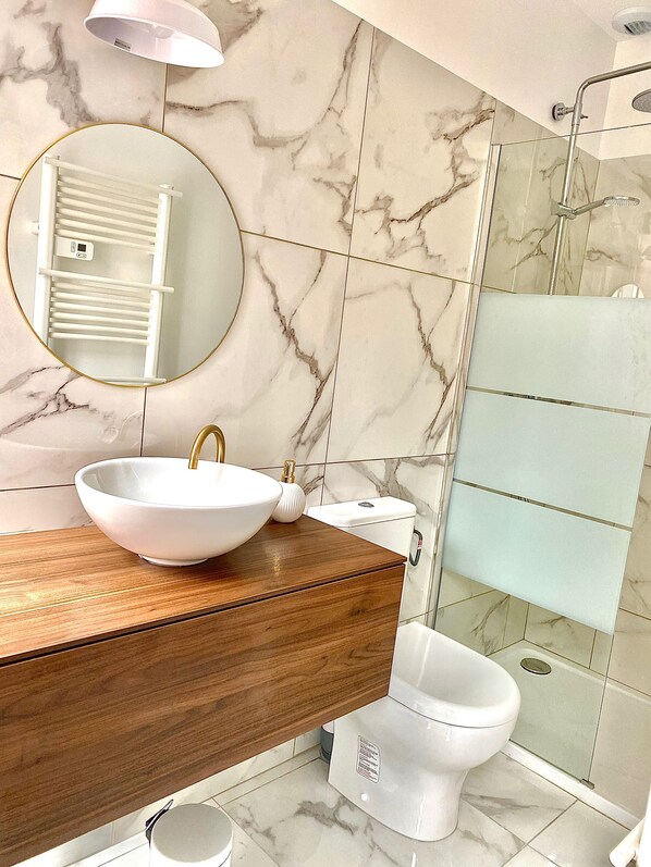 Dusche, Whirlpool, Haartrockner, Handtücher