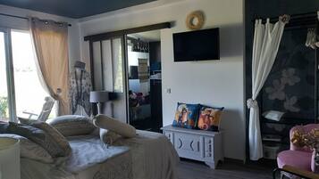 2 slaapkamers, een strijkplank/strijkijzer, reisbedje, gratis wifi