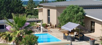 MILLESIME
Gite indépendant dans notre grande maison contemporaine et moderne.