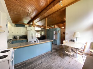 Full-size fridge, microwave, oven, stovetop