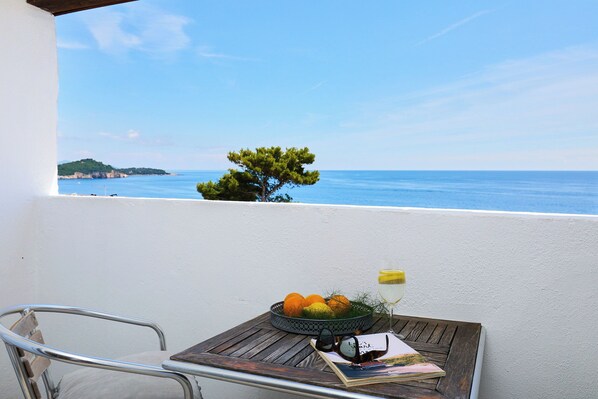 Unclassified image, 1 of 40, button