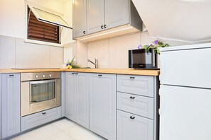 Een koelkast, een microgolfoven, een oven, een kookplaat