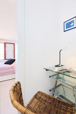 Unclassified image, 4 of 40, button