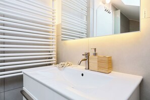 Unclassified image, 3 of 40, button