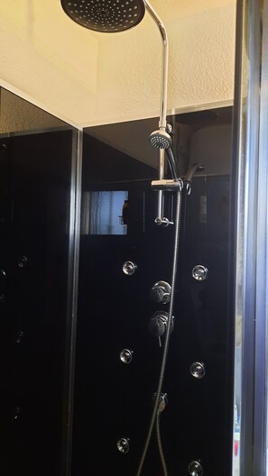 Douche, sèche-cheveux