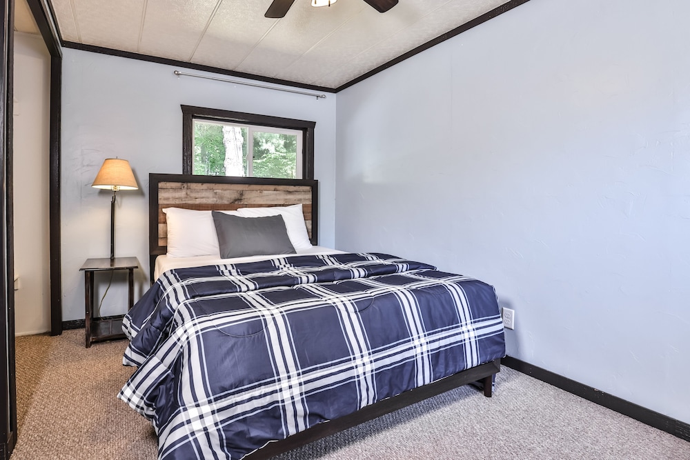 Lakeview cabin on Catfish Lake with firepits, volleyball, public boat