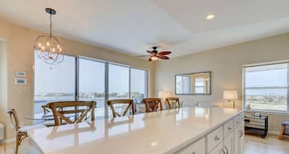 Available due to last minute cancellation. Beautiful Dune Road Condo.