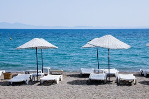 Beach nearby, free beach shuttle, free beach cabanas, sun loungers - İmaj Beach Hotel (Seferihisar)