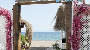 Un arco de madera con la inscripción "IMAY BEACH" y un símbolo de estrella de mar.