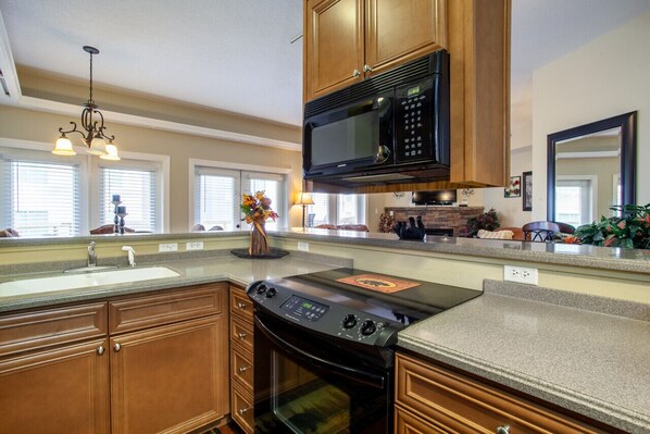 Een koelkast, een microgolfoven, een oven, een kookplaat