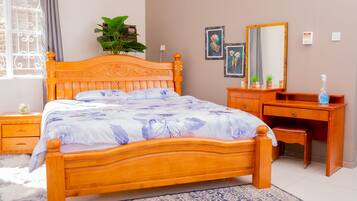 3 habitaciones, escritorio, tabla de planchar con plancha y wifi