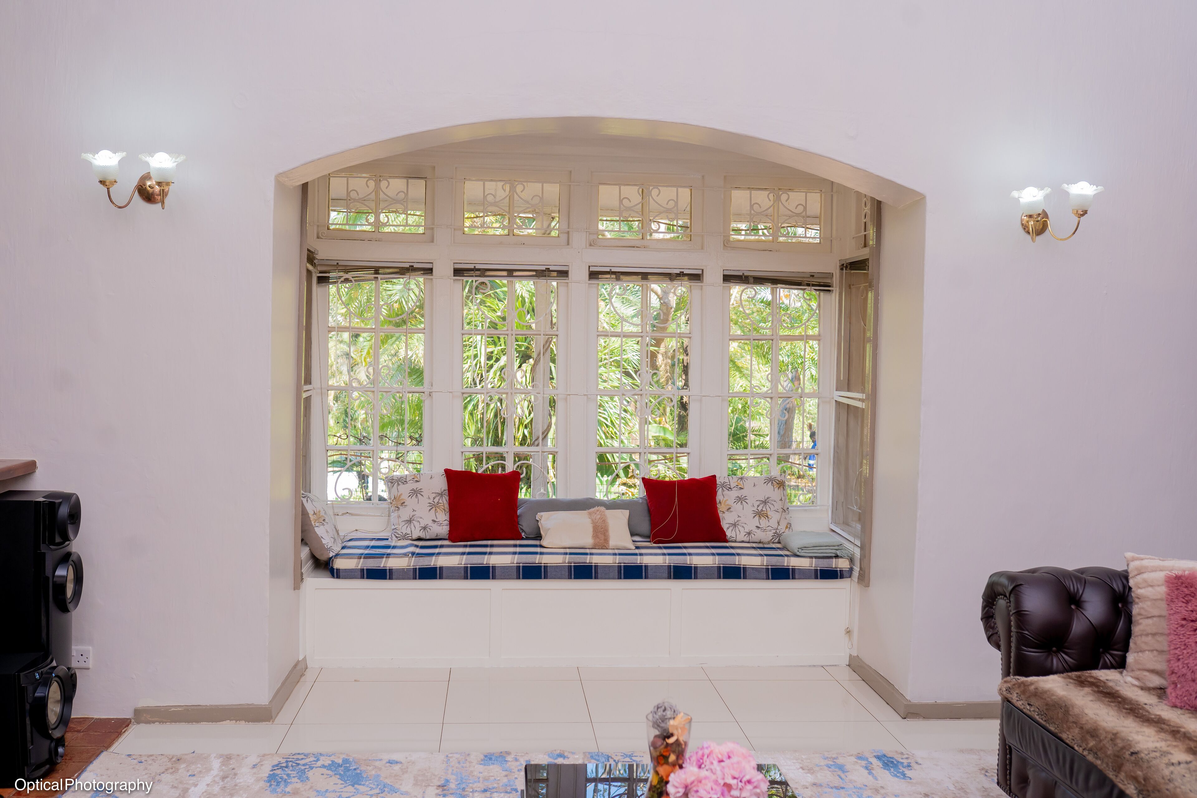 Smart-TV, peis, bøker og musikkbibliotek